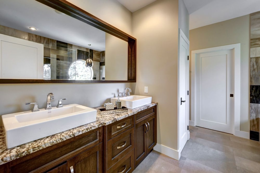 Luxury Suite, 1 King Bed, Mountain View (Albatross) photo 2