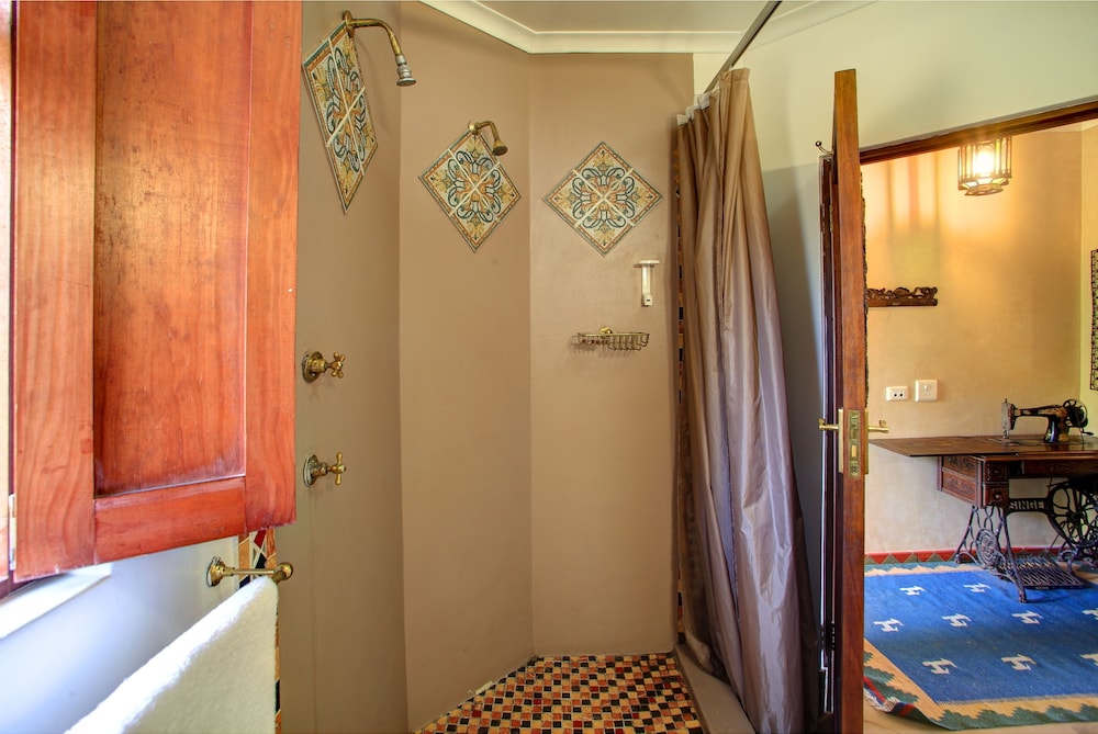Deluxe Room - Photo 20
