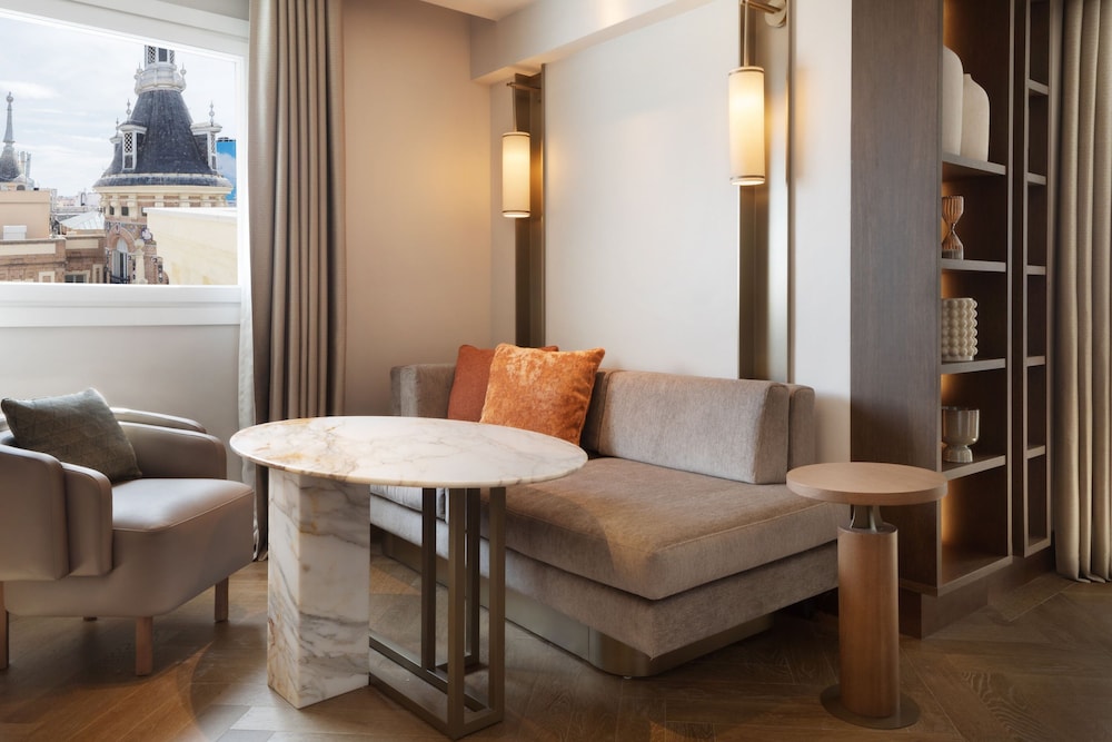 Junior Suite, 1 King Bed, Non Smoking, Terrace thumbnail 6