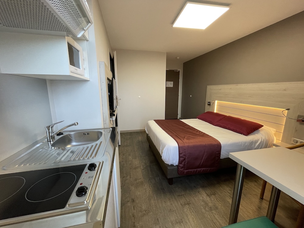 Superior Studio, 2 Twin Beds, Refrigerator & Microwave photo 3