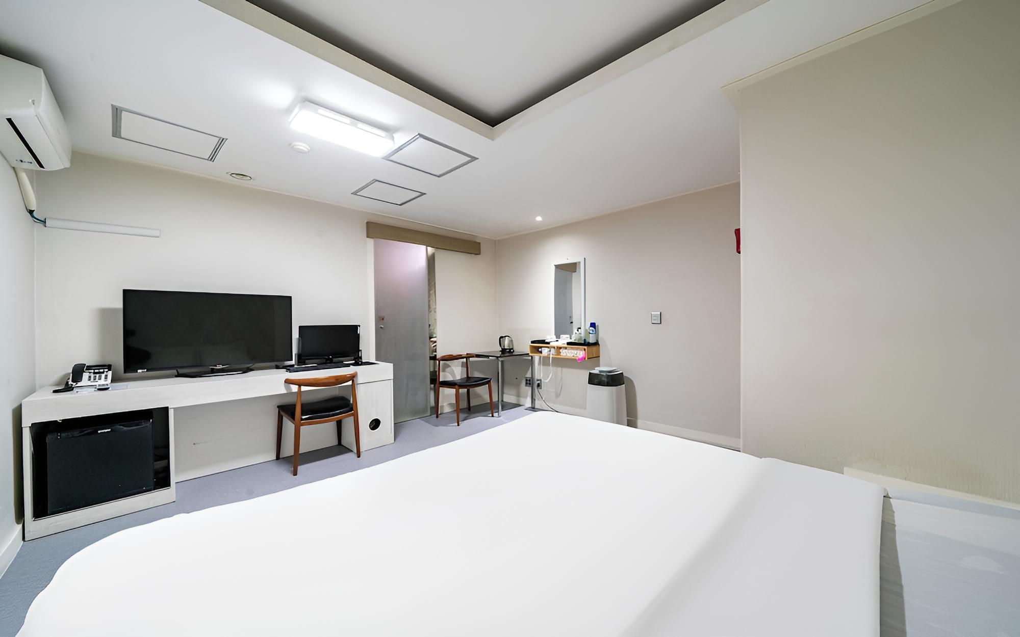 Room (Standard (Free Breakfast Netflix Avai) - Photo 3