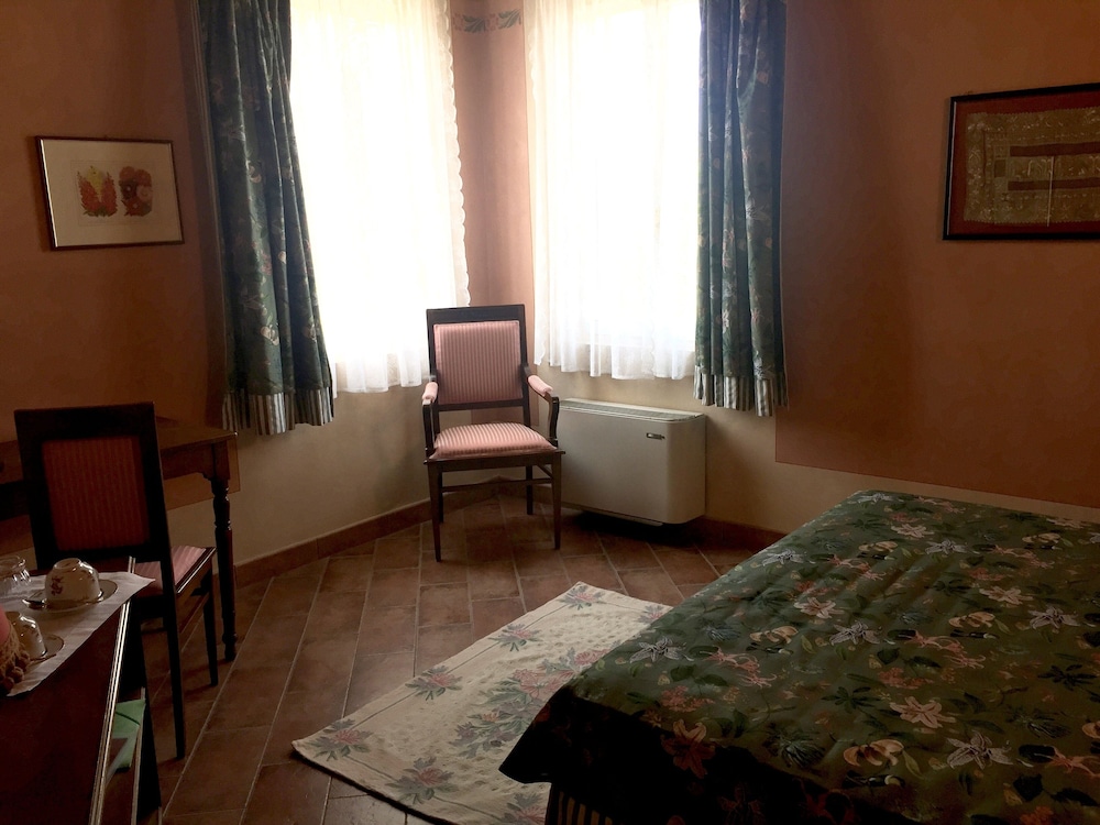 Classic Double Room, 1 Queen Bed, Non Smoking, Pool View photo 3