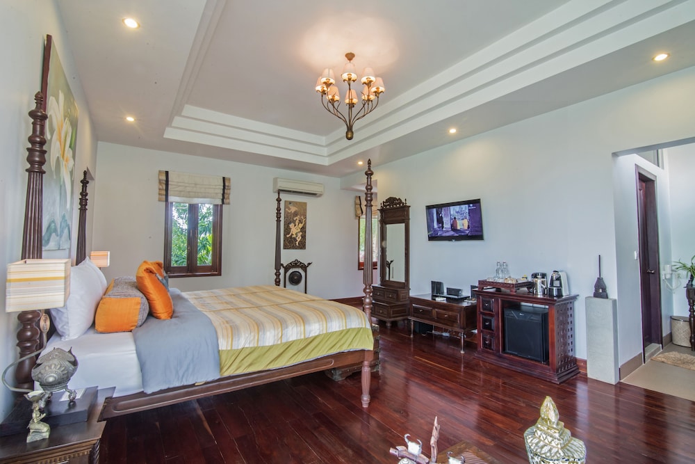 Colonial Suite with Outdoor Hot Tub - Daily Afternoon Tea + Daily Massage