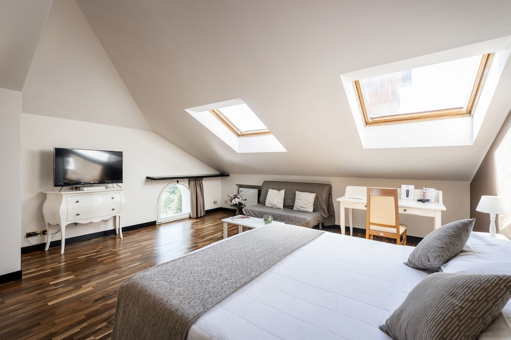 Junior Suite, Lake View - Photo 2