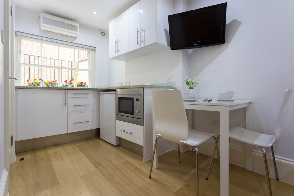 Small Lower Ground Floor Studio photo 3