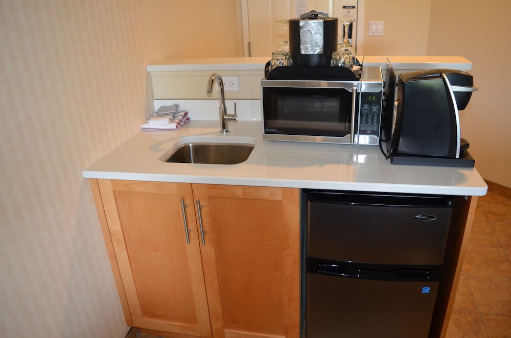 1 Bedroom King Lakeview Suite - No Pets photo 3