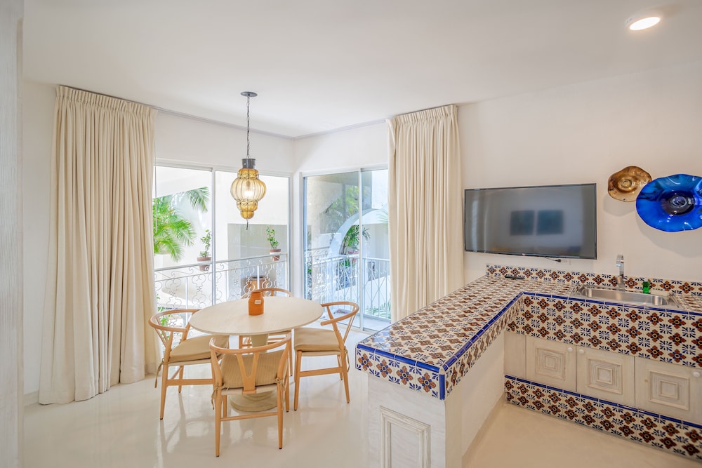 Two Bedroom Garden Suite thumbnail 5