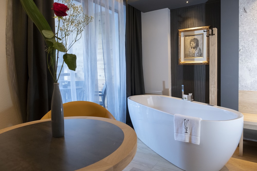Senior Triple Room, 1 Bedroom, Jetted Tub