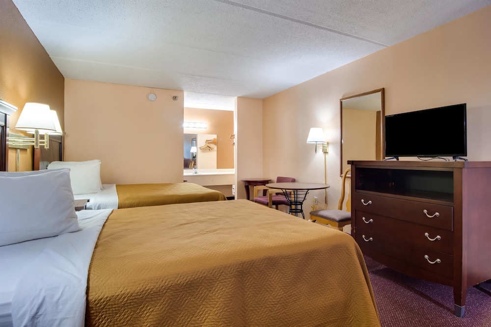 Standard Room, 2 Queen Beds, Non Smoking photo 3