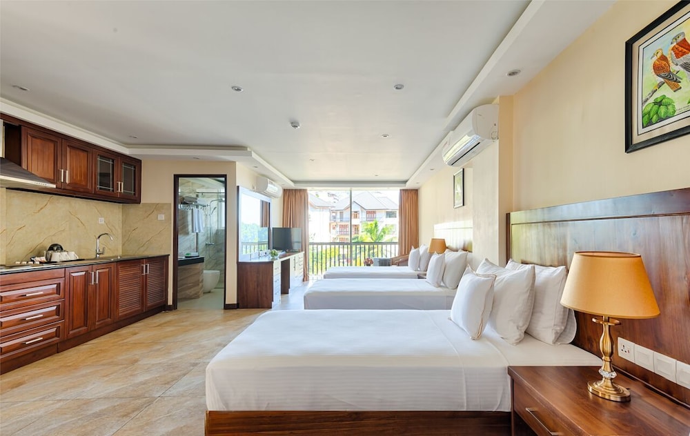 Super Deluxe Quadruple with Kitchenette - Main Wing photo 3