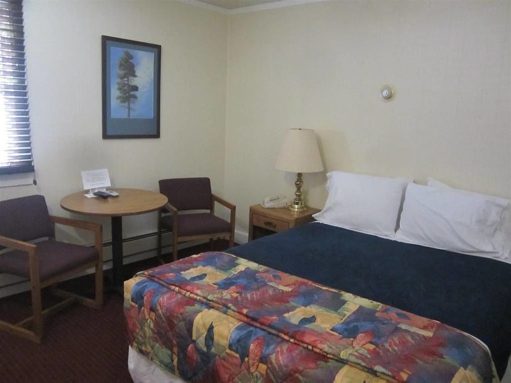 Basic Room, 1 Queen Bed photo 2