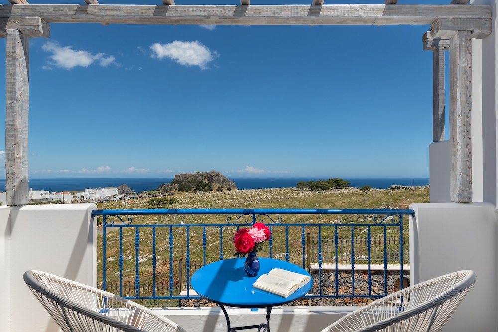 Superior Lux New Renovated With Panoramic View and free Airport shuttle (A/C Included) photo 2