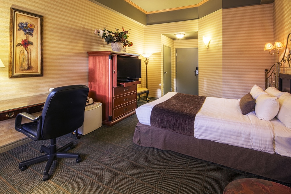 Economy Room, 1 Queen Bed And Single Whirlpool Bath photo 2