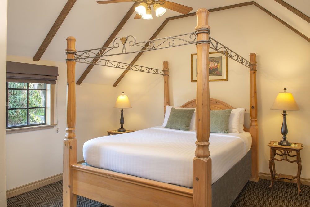Suite, 1 Queen Bed (DELUXE GARDEN COTTAGE)