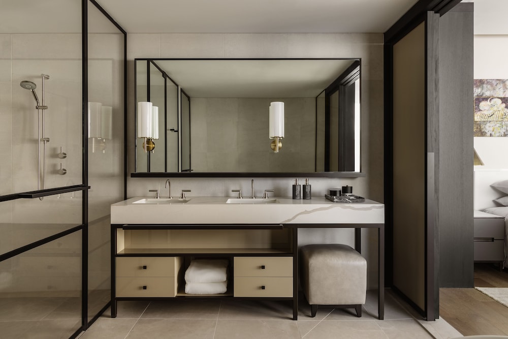 Premier Room, 1 King Bed, Accessible