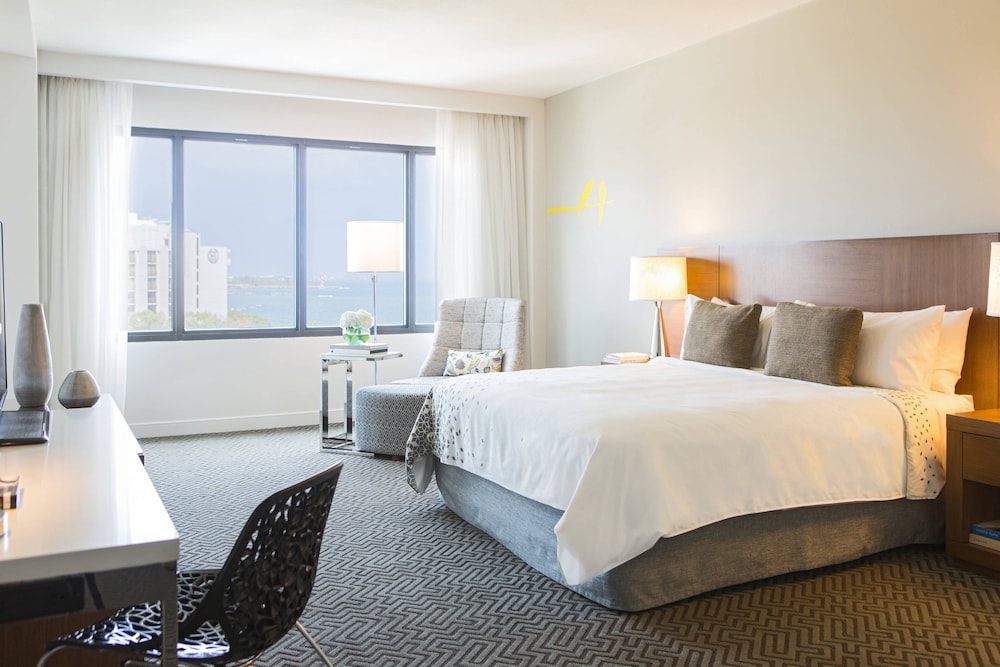 Room, 1 King Bed, Partial Ocean View (Tower) - Photo 2