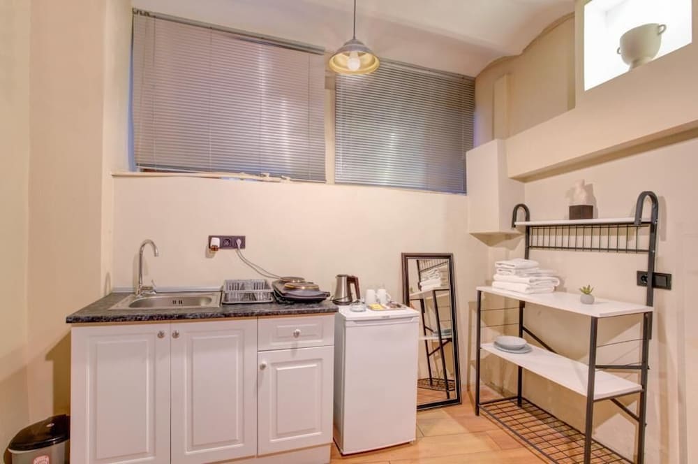 Economy Room, 1 Queen Bed, No Windows, Ground Floor photo 2