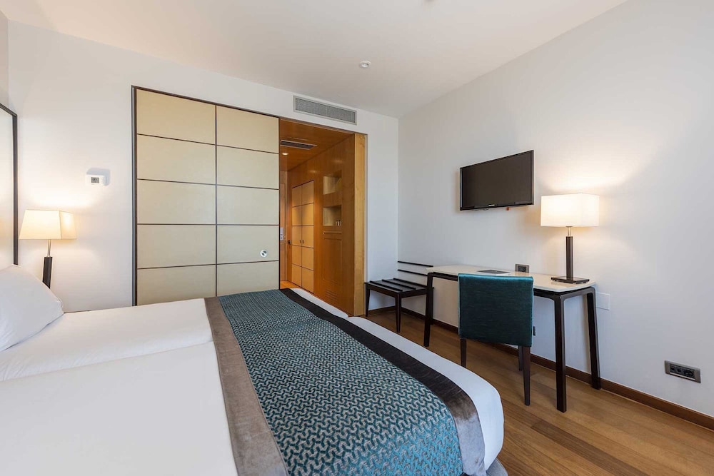 Double Room Single Use, 1 Double or 2 Twin Beds, City View thumbnail 5