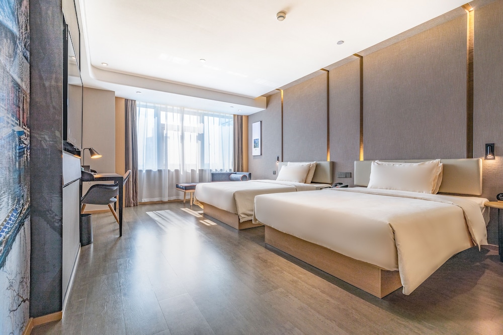 Twin Room, Bathtub
