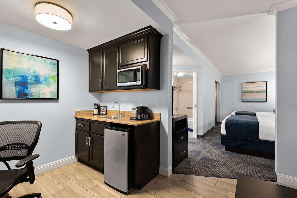 Suite, 2 Queen Beds, Non Smoking, Microwave (With Sofabed) photo 3