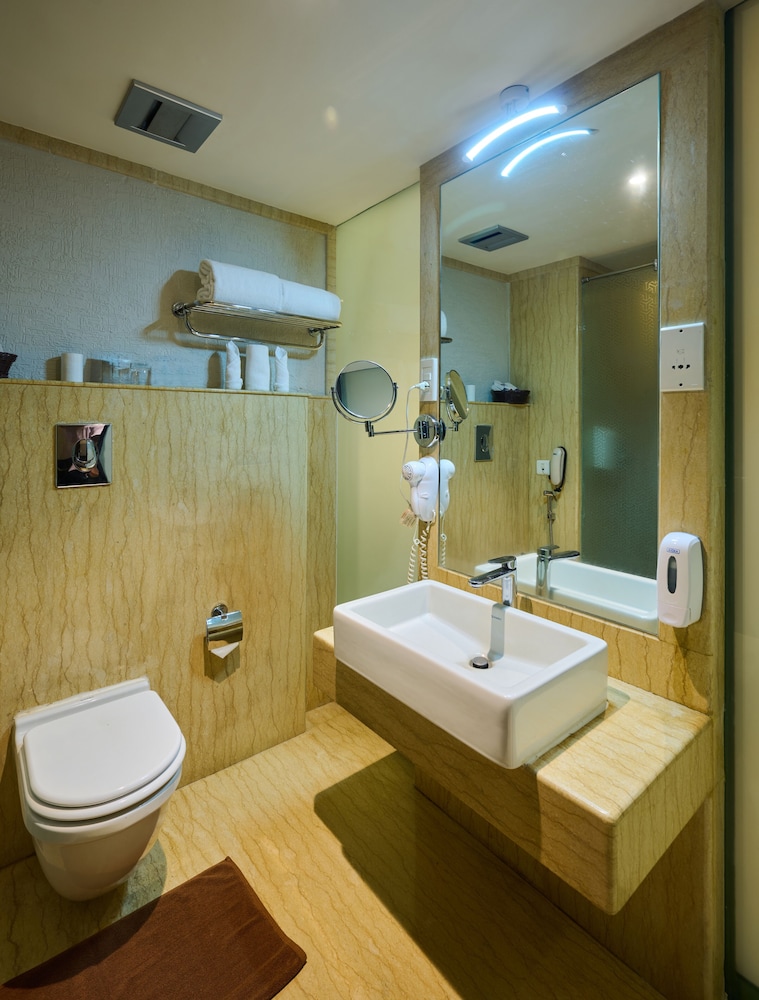 Executive club room with complimentary airport transfers photo 2