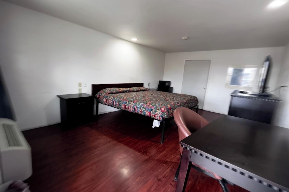 Room, 1 King Bed, Smoking photo 1