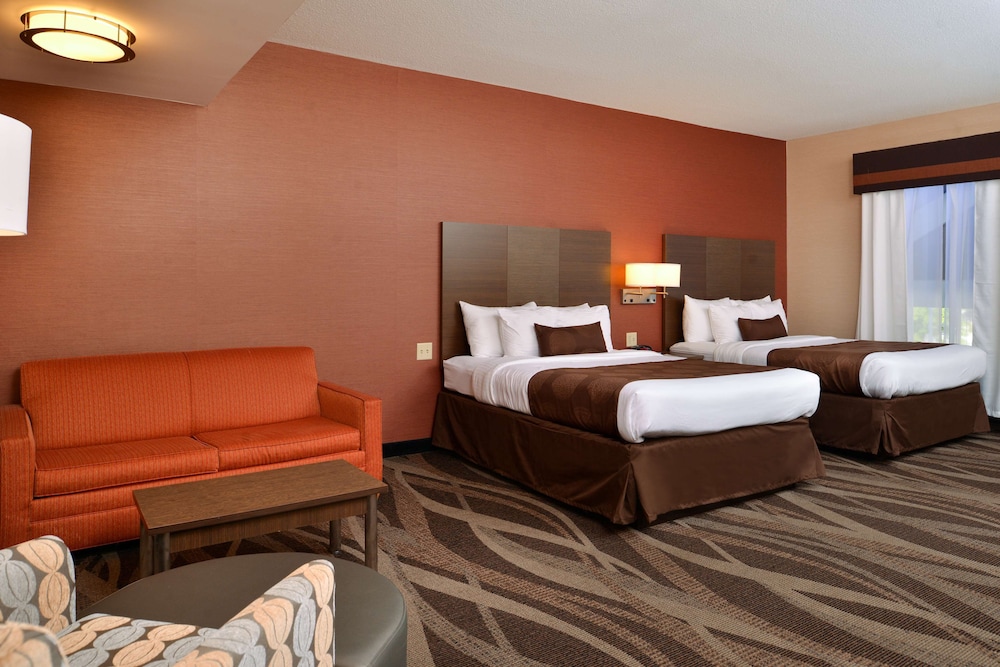 Standard Room, Multiple Beds, Non Smoking, Refrigerator & Microwave (With Sofabed) - Photo 1