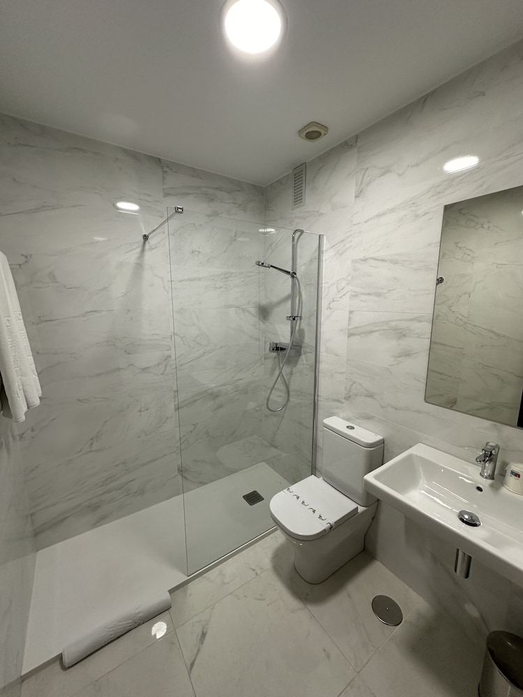 Standard Double or Twin Room - Photo 19
