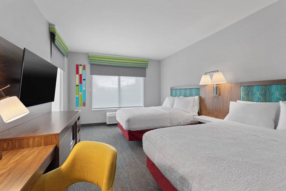 Room, 2 Queen Beds (Mobility & Hearing, Roll-In Shower) - Photo 2