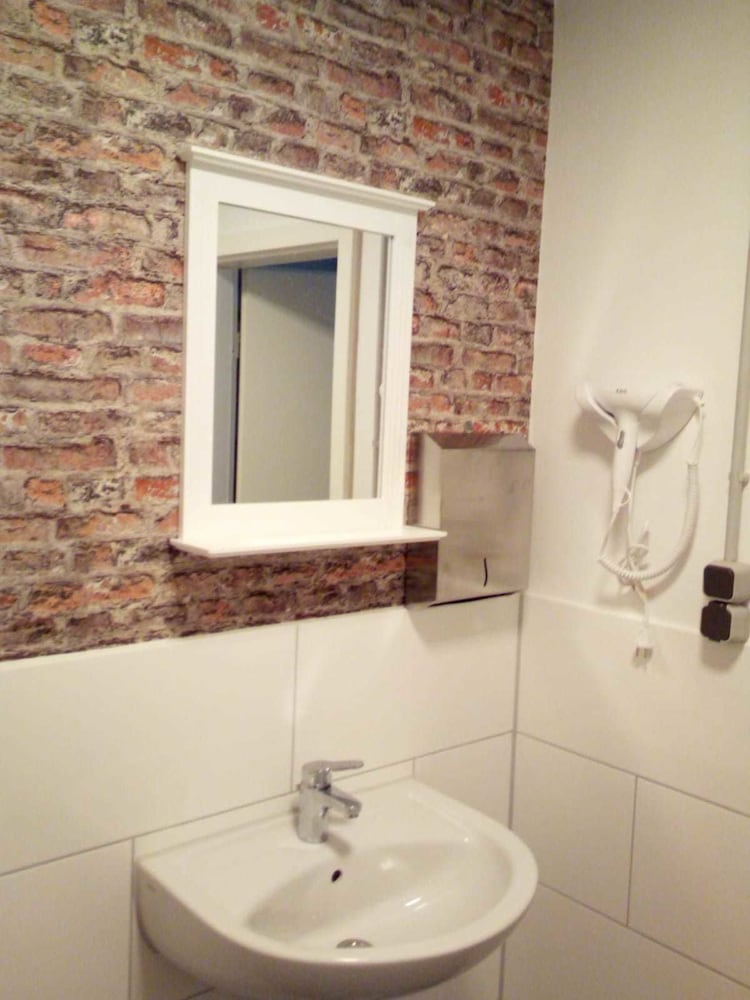 Family Room, Shared Bathroom (Port Office) photo 2