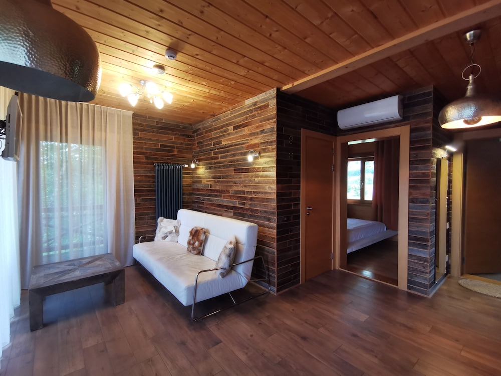 Junior Cabin photo 1