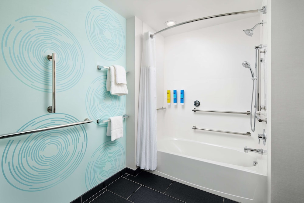 ADA King Room (Mobility & Hearing), Bathtub - Photo 4