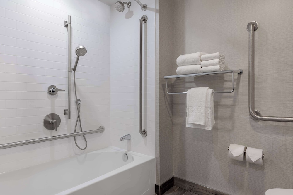Studio Suite, 1 Queen Bed, Accessible, Bathtub photo 3