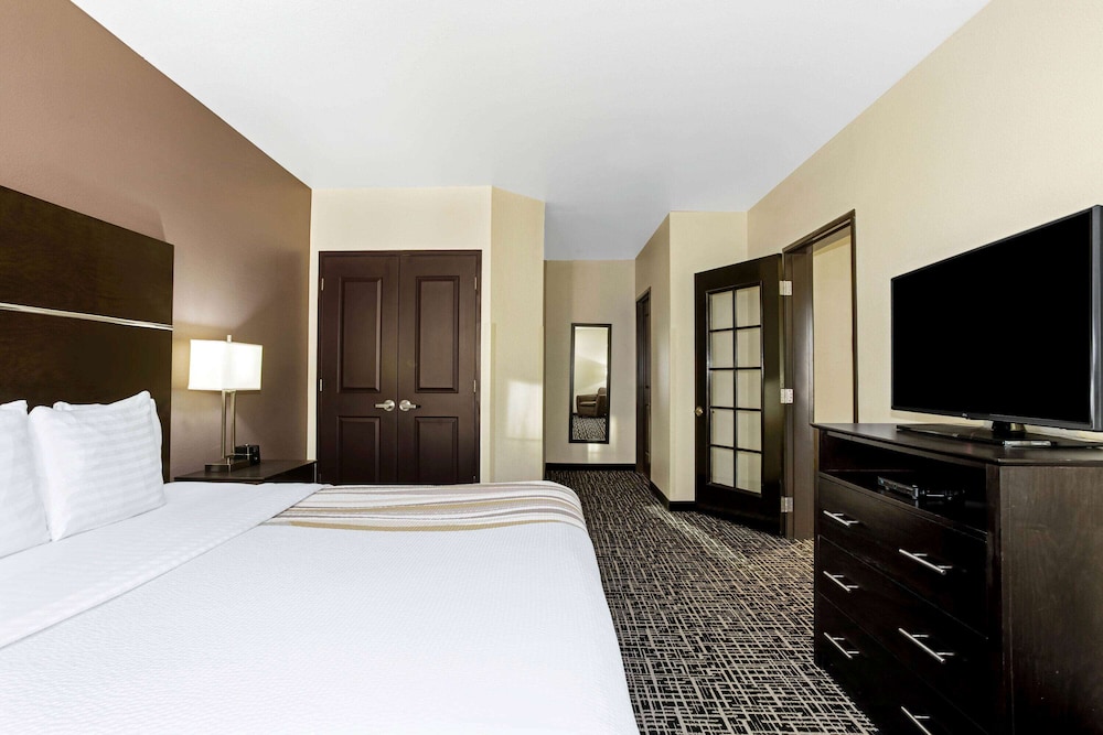 Suite, 1 King Bed, Non Smoking - Photo 3