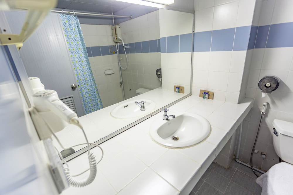Standard Twin Room - Photo 4