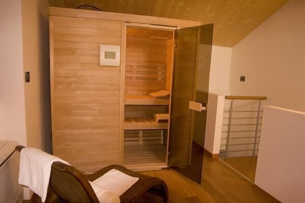 Suite (Finnish Sauna or Jetted tub)