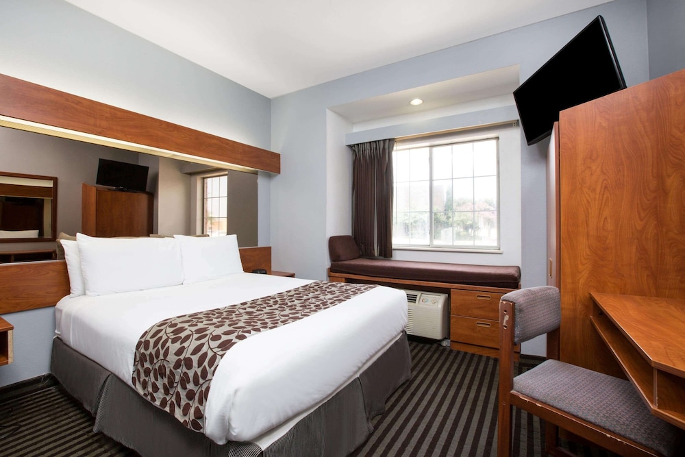 Room, 1 Queen Bed, Accessible, Non Smoking (Mobility Accessible) - Photo 2