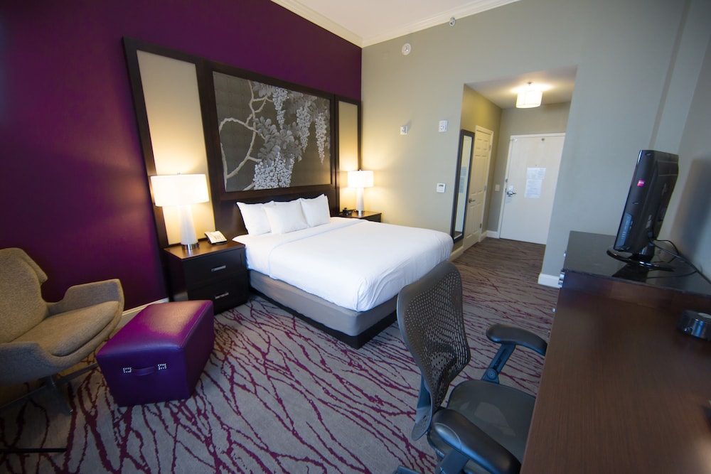 Room, 1 King Bed, Jetted Tub (Hearing Accessible) - Photo 2
