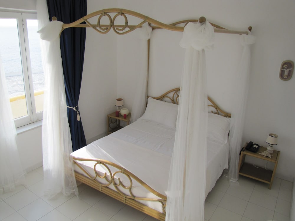 Classic Triple Room, Sea View