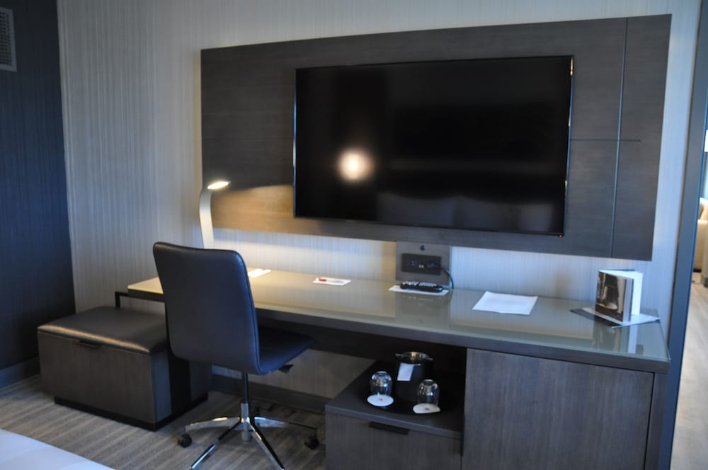 Room, 1 King Bed (Mobility/Hearing Access, Roll-in Shwr) - Photo 6
