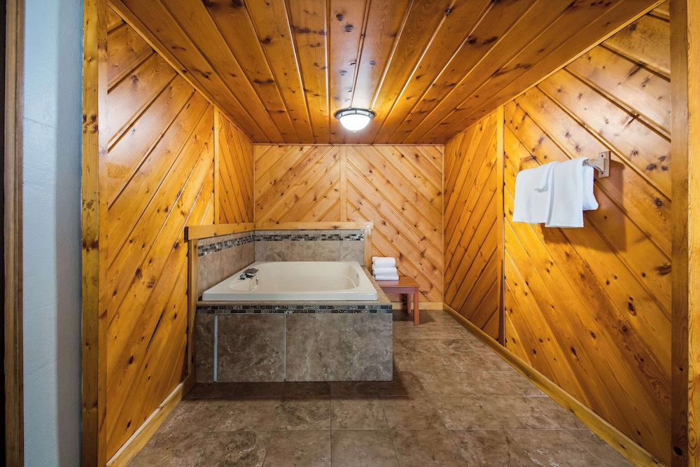 Suite, 1 King Bed, Non Smoking - Photo 4