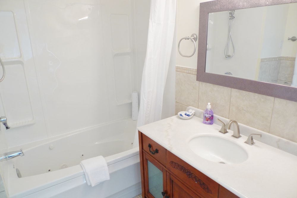 Deluxe Double Room, 1 King Bed with Sofa bed photo 2