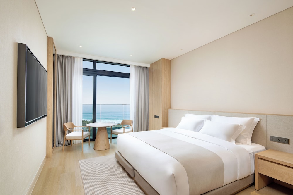 [Sunset Dinner] Deluxe Double Ocean View (Dining M Dinner Buffet for 2 & Wine Pairing for 2) photo 2