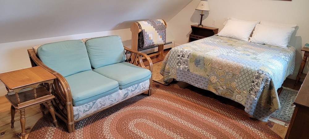 Basic Room, 1 Queen Bed, Shared Bathroom