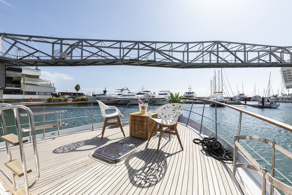 Luxury Boat, 4 bedrooms, 2 bathrooms photo 2