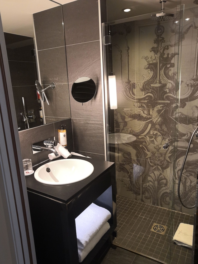 Available room thumbnail 6