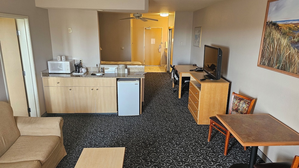 Family Suite, 2 King Beds, Partial Ocean View (Non-Pet Room) photo 3