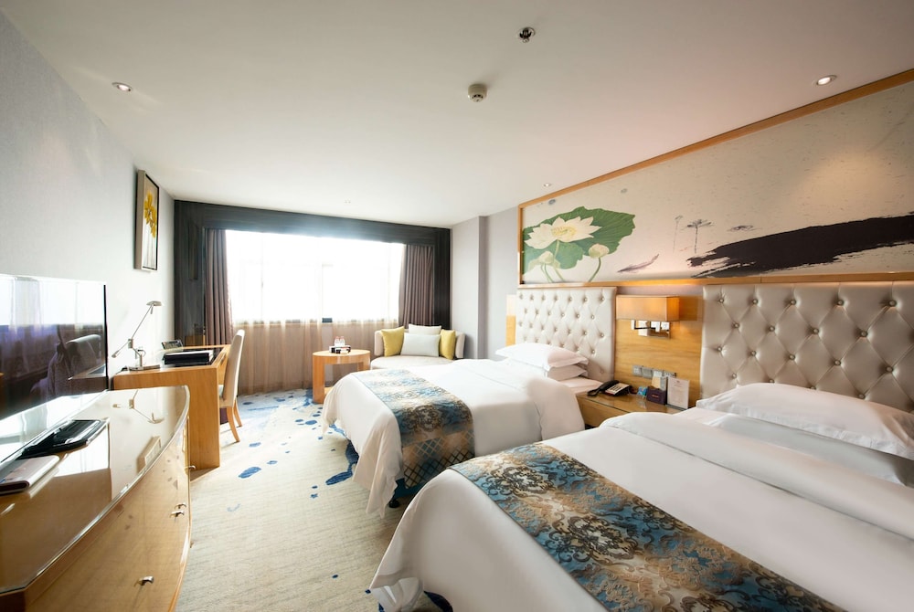 Deluxe Suite, Multiple Beds, Smoking photo 1