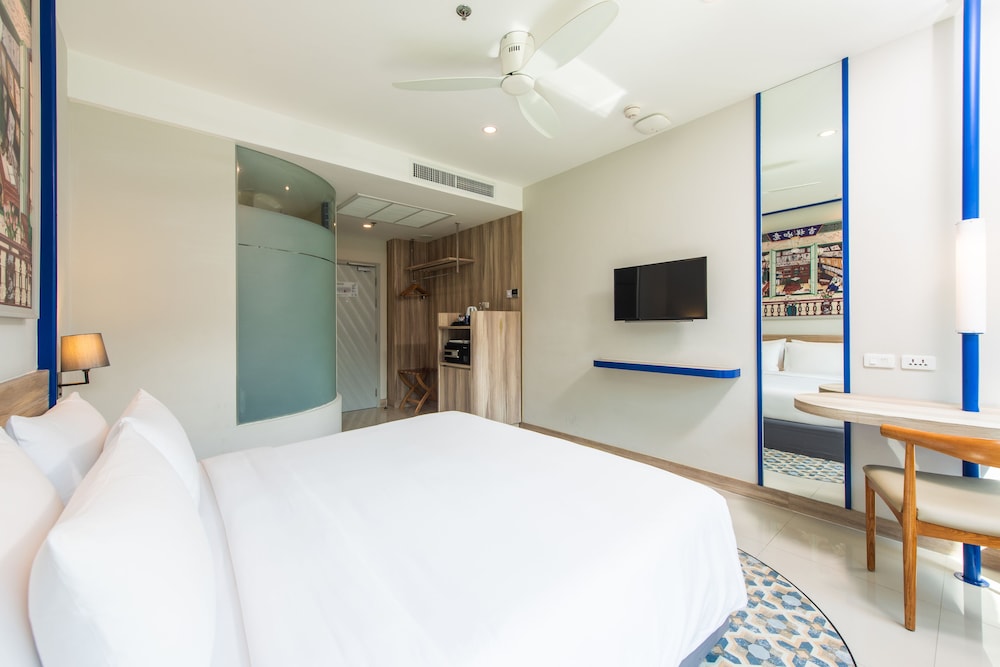Family Studio Suite, 2 Bedrooms, Pool Access photo 3