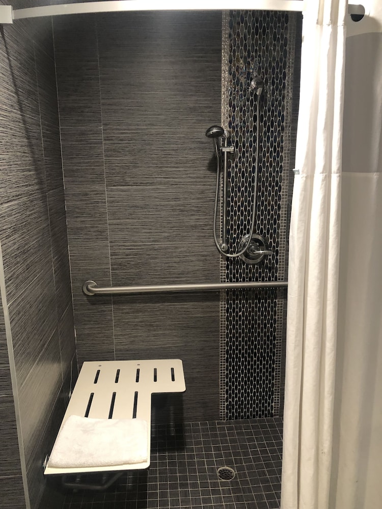 Room, 1 Queen Bed, Accessible photo 3